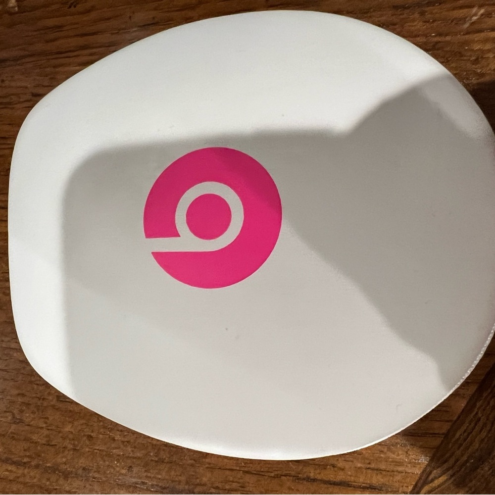 SE Beats by Dre MIXR in Hot Pink